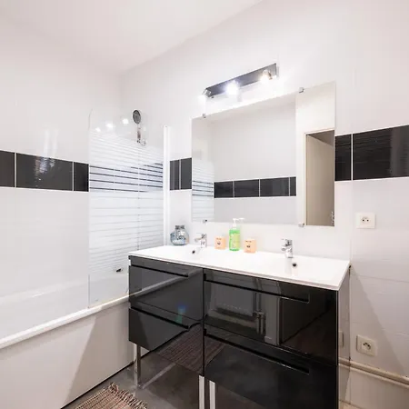 Le Spacieux Avec Garage Prive Apartmán