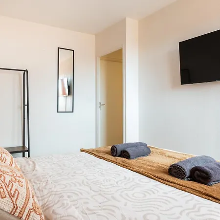 Apartment Le Spacieux Avec Garage Prive Reims
