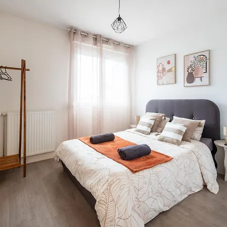 Apartment Le Spacieux Avec Garage Prive Reims