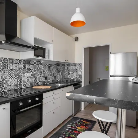 Apartment Le Spacieux Avec Garage Prive